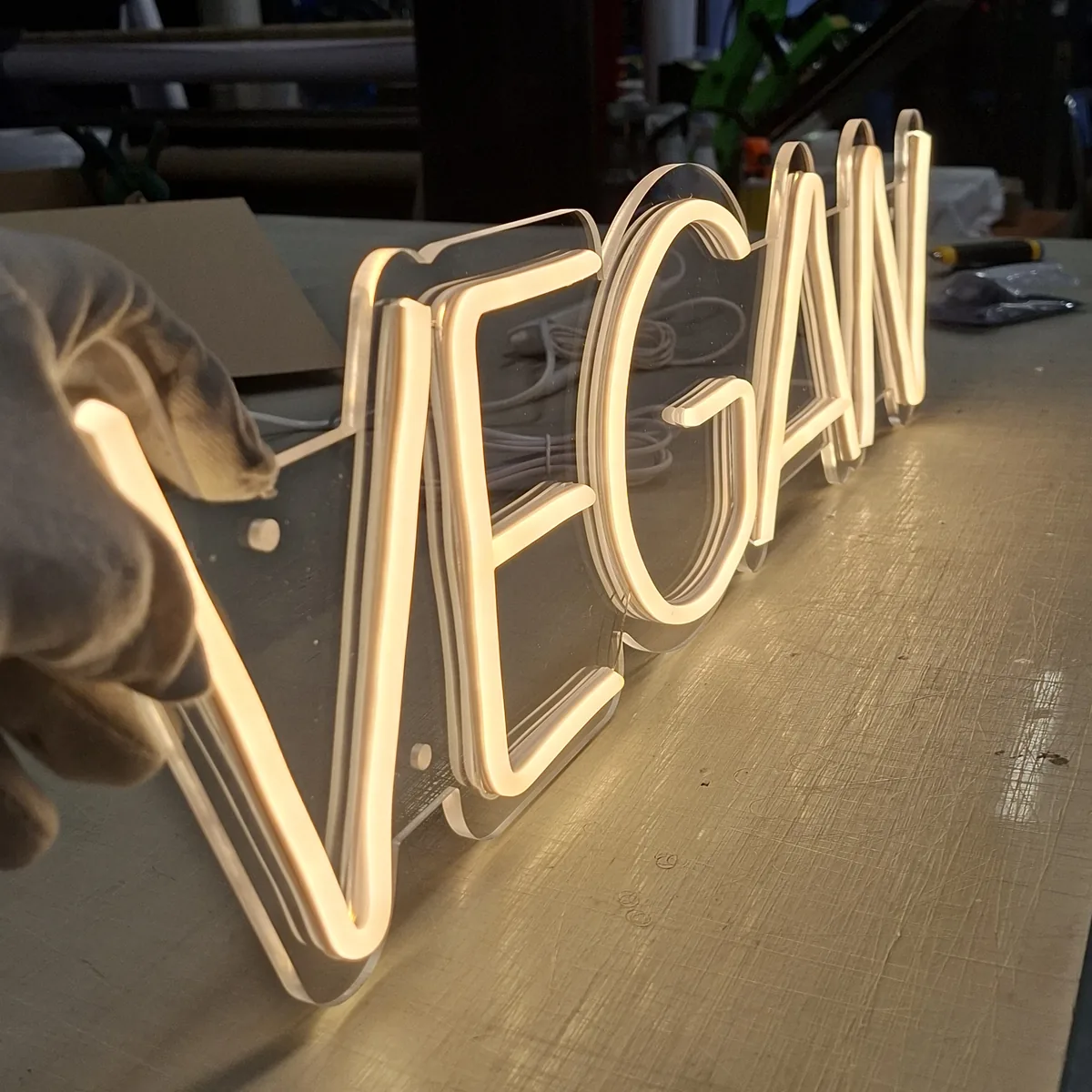 Ciepły biały neon LED VEGAN dla restauracji wegańskiej