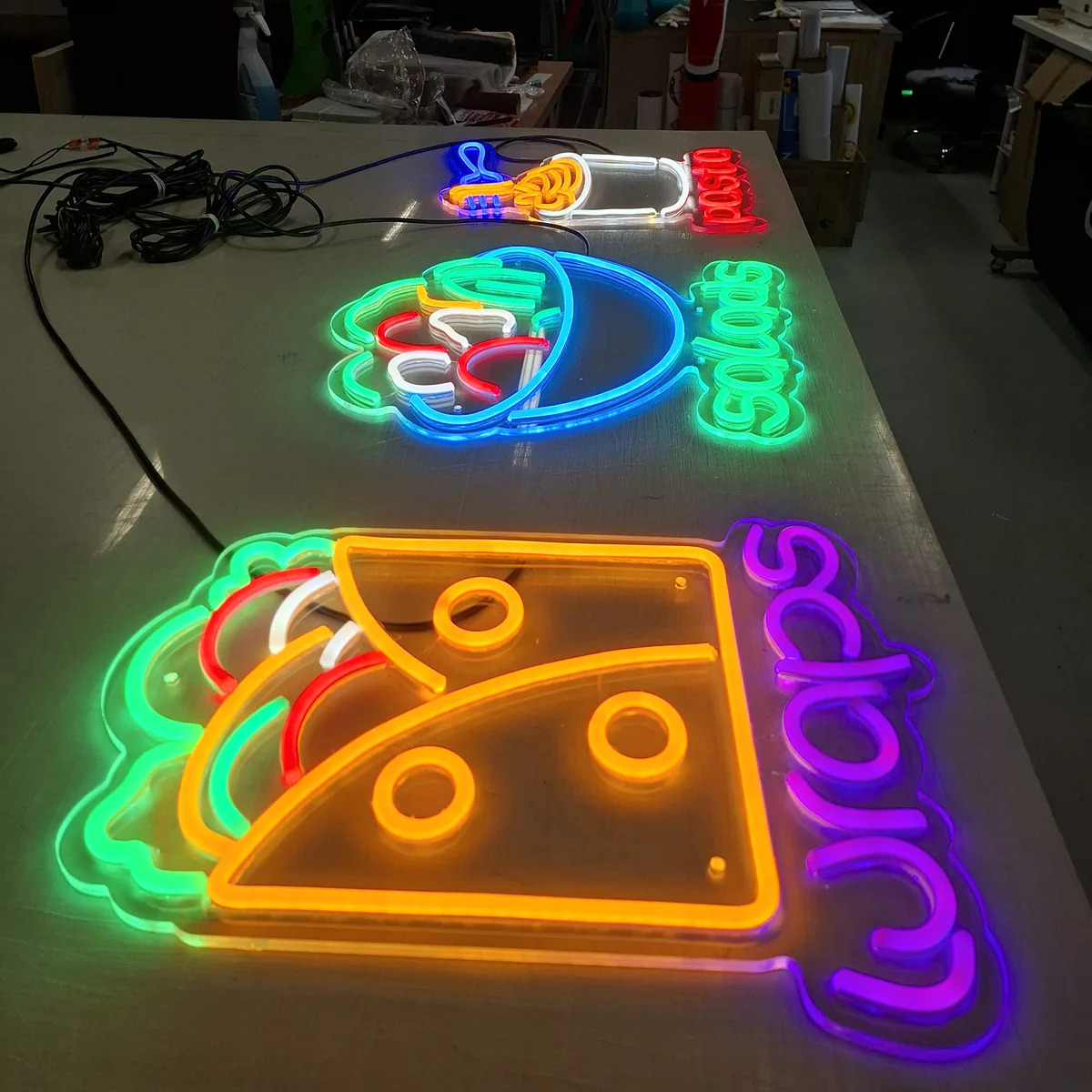 Zestaw neonów LED Wraps i Salads dla baru sałatkowego