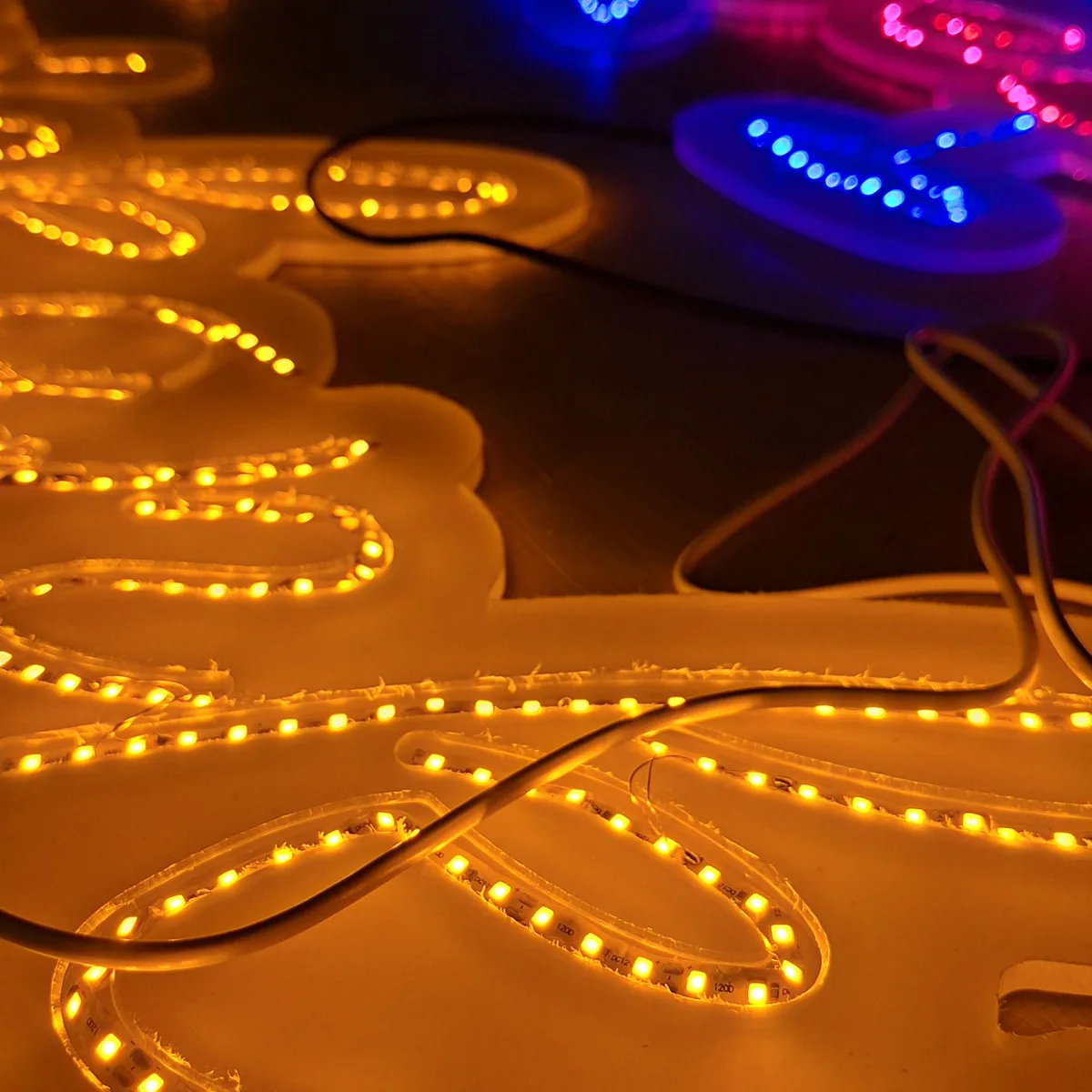 Test świecenia diod LED przed wysyłką w pracowni CraftNeon w Zielonce